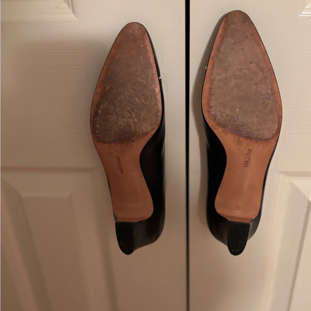 SALVATORE FERRAGAMO VTG BLACK LEATHER PUMPS WITH WHITE TRIM Size 7 - Picture 6 of 8